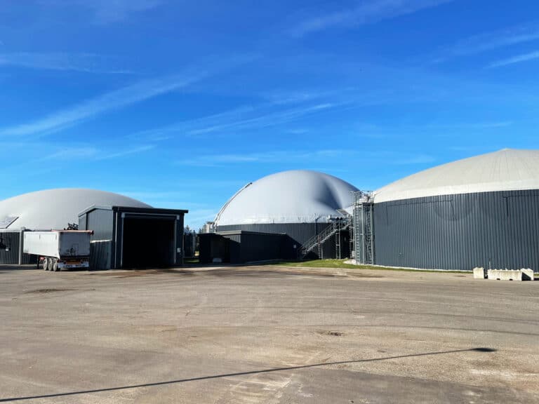 Uden for Sindal Biogas bygning.