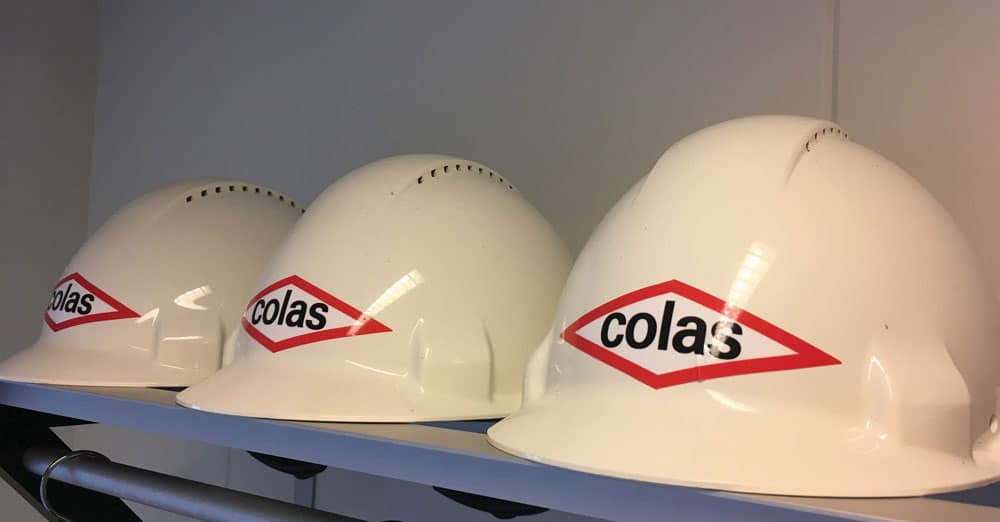 Sikkerhedshjelm med Colas logo på